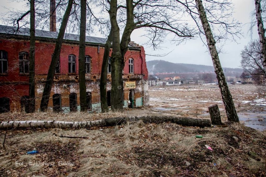 Porcelana Wałbrzych, groźna ruina przy głównej drodze w...