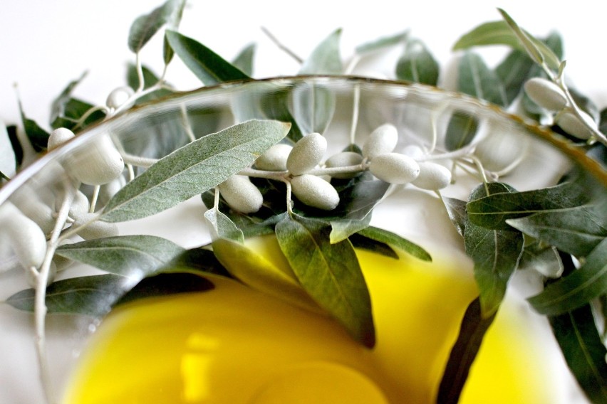 Charakterystyczny zapach oliwy tłoczonej na zimno pomaga...