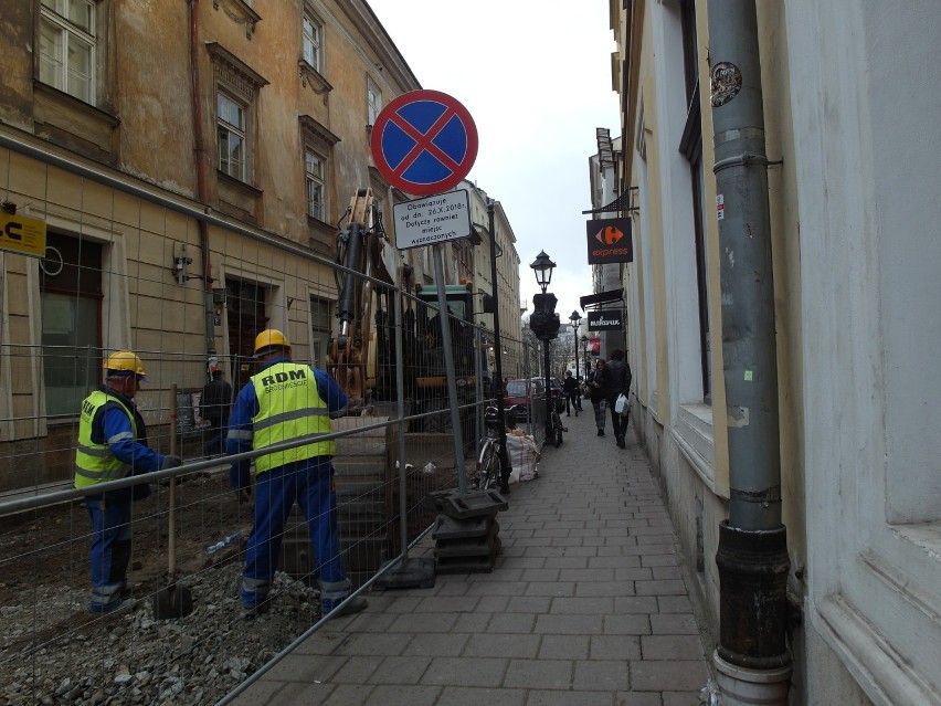 Trwa kompleksowy remont ulicy Sławkowskiej. Prace trwają też...