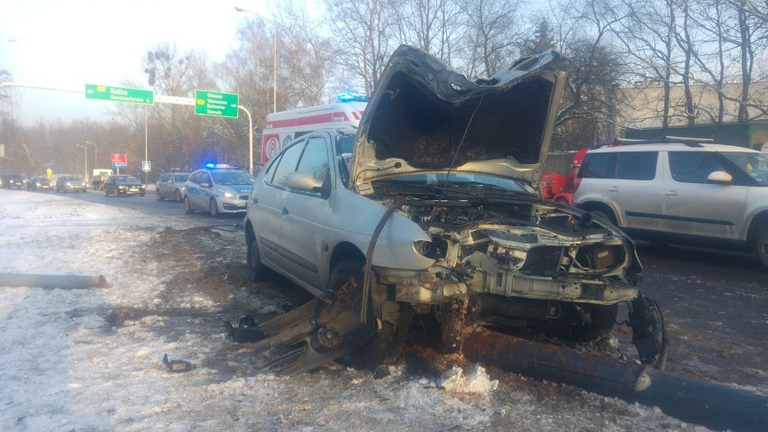 Wypadek na Krzemienieckiej w Łodzi. Samochód uderzył w słup [ZDJĘCIA]