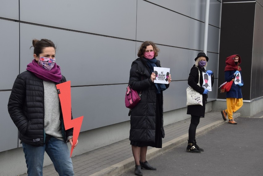 Protest kobiet w Kaliszu. Uczestnicy stali z transparentami...