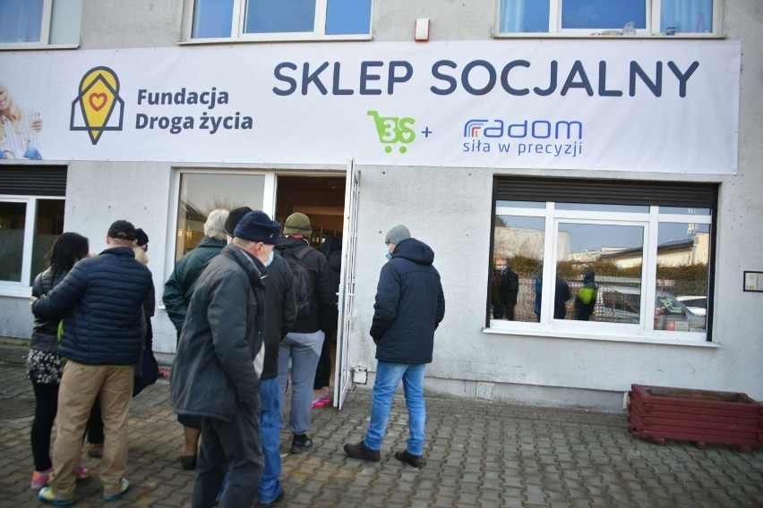 Otwarto pierwszy sklep socjalny w Radomiu przy ulicy Warzywnej. Było dużo chętnych mieszkańców (ZDJĘCIA)