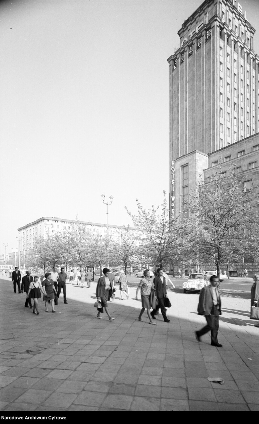 Mieszkańcy na tle Hotelu Warszawa w 1969 roku