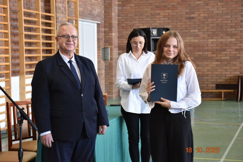 Nagrody finansowe i dyplomy wójta gminy Sieradz wręczone