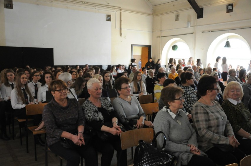 Licealiści zaśpiewali kolędy dla częstochowskich seniorów ZDJĘCIA