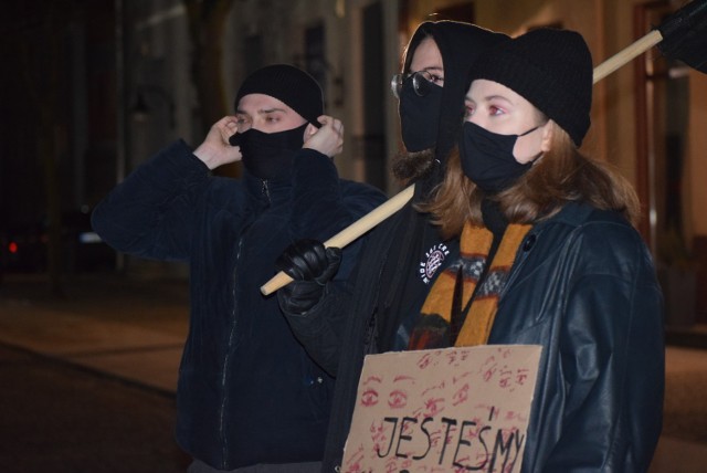 Protest Strajku Kobiet przed siedzibą PiS w Sieradzu