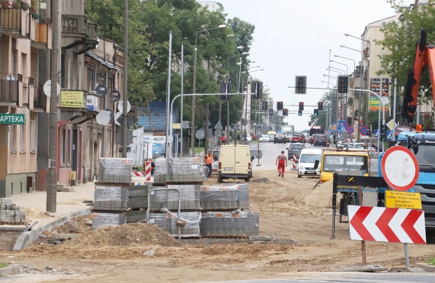  Wielki remont na ulicy 25 Czerwca w Radomiu. Wymieniana jest instalacja wodociągowa. Teraz układane są chodniki ZDJĘCIA