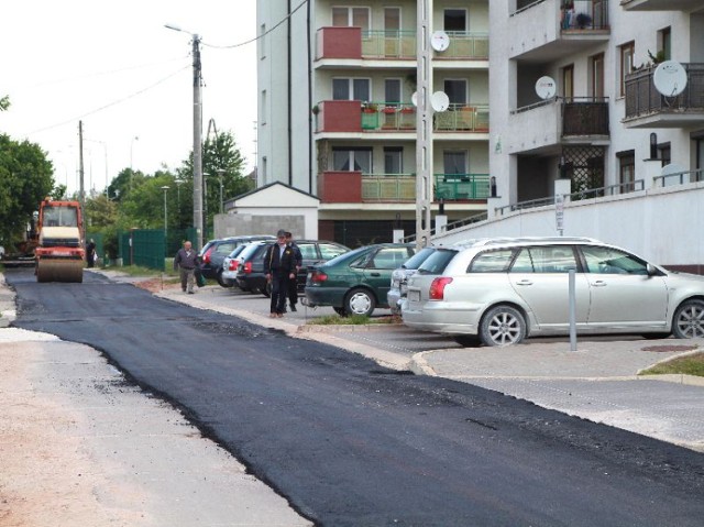 Drogowcy zaczęli układać asfalt na ul. Kazimierza Wielkiego przy nowych blokach pomiędzy Piekoszowską, a Szajnowicza- Iwanowa w Kielcach.