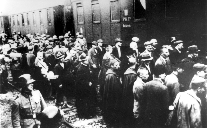 Zdjęcia z pierwszego transportu więźniów do KL Auschwitz