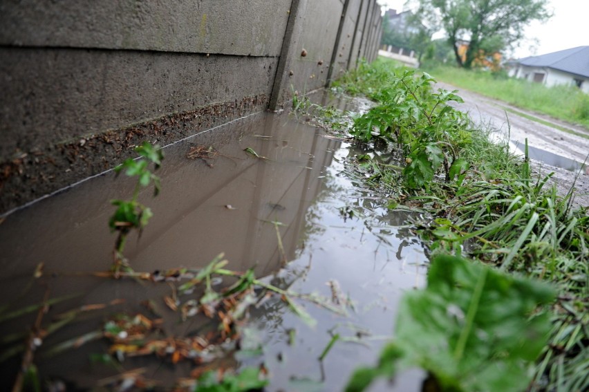 Ulica Parkowa w Lipnie po deszczu to jezioro. Śmierdzące, bo na drodze są fekalia i papier toaletowy. Zobacz zdjęcia