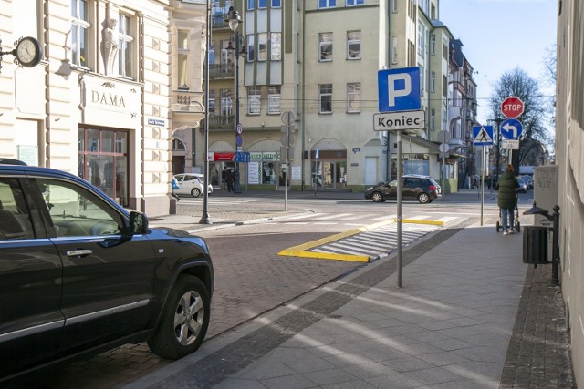Kierowcy bardzo często parkują po tej stronie ulicy Cieszkowskiego, na której robić tego nie wolno.