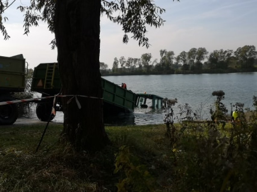 Gmina Kruszwica - W Złotowie ciągnik zsunął się do jeziora Gopło. Zobacz zdjęcia