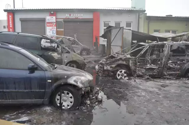 Pożar warsztatu samochodowego w Piotrkowie przy ul. Dworskiej. Spłonęło sześć samochodów. Straż: to wygląda na podpalenie