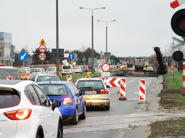 Z powodu remontu „starego” mostu drogowego przez Wisłę w Toruniu, przejazd przez miasto i poruszanie się po nim będzie utrudnione również w czasie zbliżającego się okresu wakacyjnego. Ale to jedynie duże remonty dróg, które w tym czasie będą trwać w Toruniu. Choć - jak podaje Miejski Zarząd Dróg w Toruniu - nie będzie ich aż tak dużo.

Zobacz także:
W Toruniu zbierają podpisy pod kandydaturą Rafała Trzaskowskiego
Kosmetyczka i fryzjer w Toruniu. Takie są ceny po zmianach

Czytaj więcej na kolejnych stronach
>>>>>>>>>>>

tekst: Waldemar Piórkowski