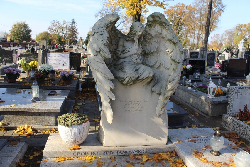 Cmentarz parafialny w Kutnie (ul. Cmentarna) gromadzi w sobie świadectwa ostatnich niemal 200 lat historii regionu kutnowskiego