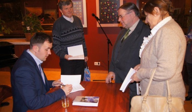 Autor monografii na temat Sudzina i Sudzinka chętnie podpisywał książki podczas promocji w Muzeum Regionalnym
