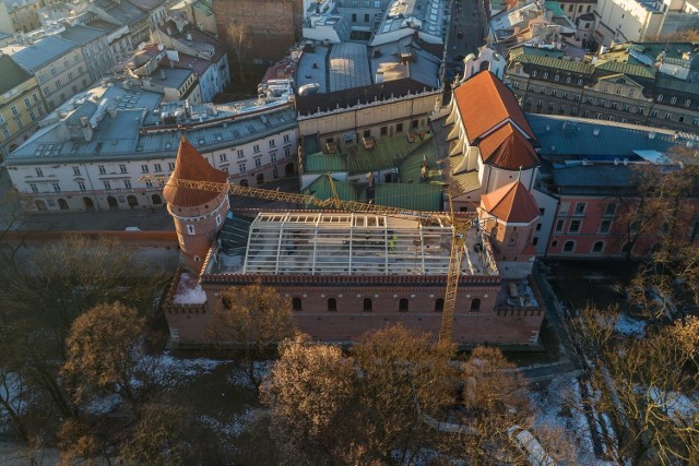 Dawny Arsenał Miejski, pomiędzy basztami Ciesielską a Stolarską. Właśnie możemy oglądać spektakularną metamorfozę obiektu