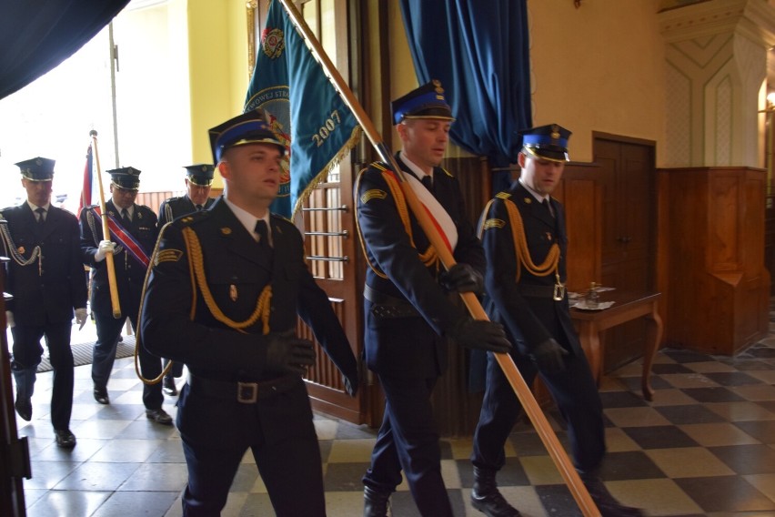 Dzień Strażaka w Zduńskiej Woli. Oficjalne uroczystości, awanse i odznaczenia ZDJĘCIA