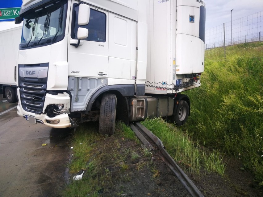 TIR wpadł w poślizg i uderzył w bariery na autostradzie A4 [ZDJĘCIA]