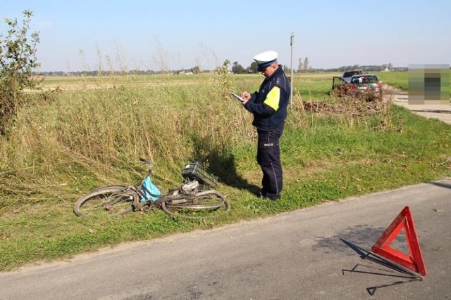 Na trasie Broniewo - Dębionek osobowe volvo zderzyło się z rowerzystą. Ze wstępnych ustaleń policji wynika, że 75-letni mieszkaniec gminy Sadki jadąc rowerem, został potrącony przez osobowe volvo, którym kierował 76-letni mieszkaniec Sadek. Mimo reanimacji, rowerzysta zmarł.

Więcej informacji o tym wypadku w materiale: Rowerzysta zginął w wypadku w powiecie nakielskim [zdjęcia]



Info z Polski 5.10.2017

