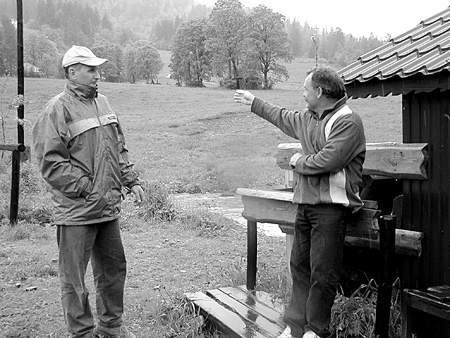 Grzegorz Baruciak (z lewej) i Stanisław Kubaszek, obaj ze Wspólnoty Hali Skrzyczeńskiej stoją w miejscu, gdzie ma stanąć dolna stacja wyciągu krzesełkowego.   Zdjęcia Mirosław Łukaszuk