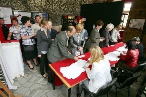 Zdjęcie ilustracyjne. Wybory prezydenta RP. Głosowanie, lokal wyborczy w zamku w Leśnicy.