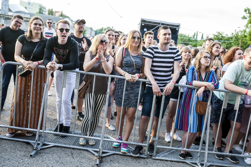 H&M Loves Music 2019, Warszawa. Mrozu i Bass Astral x Igo zagrali w zajezdni autobusowej [ZDJĘCIA]