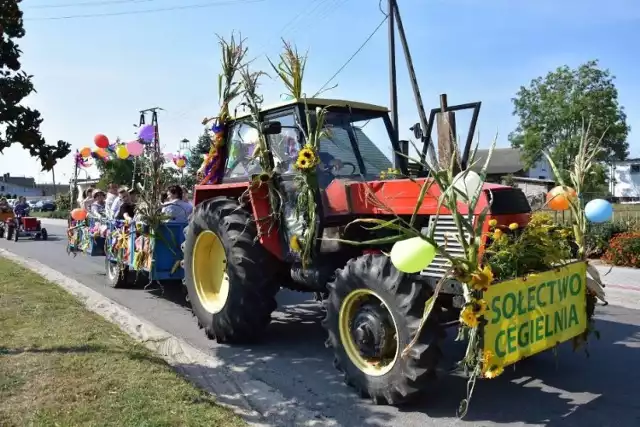 Dożynki co roku wieńczą okres żniw. Jest msza święta w podziękowaniu za zabrane plony, wręczenie wyróżnień, rozstrzygnięcie konkursów na najpiękniejsze wieńce i ozdoby dożynkowe, występy lokalnych zespołów i solistów, a na koniec zazwyczaj zabawa taneczna, którą często otwiera występ gwiazdy. W 2020 tak jednak nie będzie. Gminy i powiaty w większości zrezygnowały z organizowania dożynek ze względu na pandemię COVID-19. 

Urząd Marszałkowski w Toruniu podtrzymuje zamiar przeprowadzenia dożynek wojewódzkich. Kujawsko-Pomorskie będzie świętować 30 sierpnia w Tucholi. Tych mniejszych, bardziej lokalnych dożynek jednak nie będzie. 

Mamy nadzieję, że za rok bez przeszkód będzie można kontynuować tę tradycję, tymczasem wspominamy, jak region uczcił święto plonów w ubiegłym roku. 


Na zdjęciu: Dożynki parafialne w Sanktuarium Matki Bożej w Gościeszynie (gmina Rogowo)

Zobacz kolejne zdjęcia w różnych części województwa --->


Kujawsko-Pomorskie Dożynki Wojewódzkie 2020. Trwają przygotowania i zgłoszenia wieńców