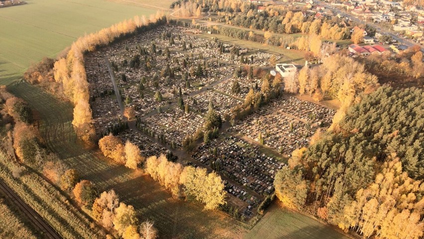 Urokliwy cmentarz komunalny w Złotowie z lotu ptaka. Zobaczcie zdjęcia wykonane przed uroczystością Wszystkich Świętych