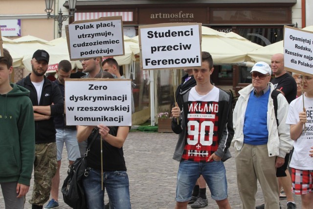 W Rzeszowie na Rynku manifestowali w poniedziałek przedstawiciele Młodzieży Wszechpolskiej. Protestowali przeciwko decyzji miasta o bezpłatnych autobusach MPK dla studiujących w Rzeszowie cudzoziemców 
ZOBACZ TEŻ: Protest przeciwko działalności firmy Kronospan w Mielcu


POLECAMY:
Nowe kawiarnie, lodziarnie, knajpy, restauracje w Rzeszowie. Co się niedawno otworzyło w centrum i okolicach 

