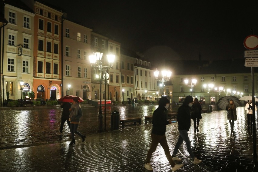 Kraków. Gorączka sobotniej nocy w czerwonej strefie. Jak wyglądały krakowskie ulice?