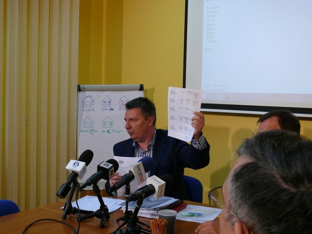 Dokumenty mające potwierdzać zarzuty Piotr Kopek prezentował na konferencjach prasowych