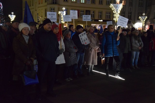 Demonstracja przed ratuszem