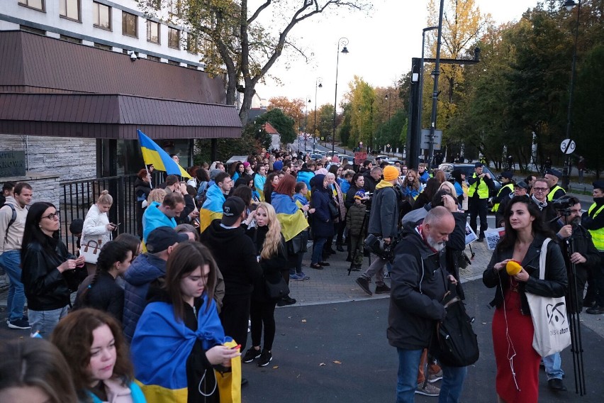 #russiaIsATerroristState: demonstracja pod ambasadą Rosji. "Żądajmy totalnego wsparcia dla Ukrainy"