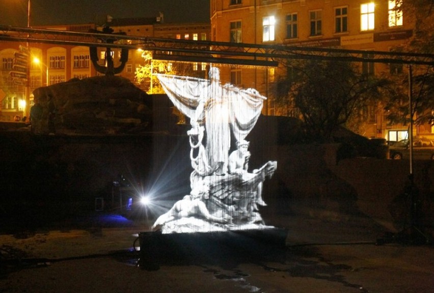 W czwartkowy wieczór na placu Tobruckim stanął Pomnik Sediny...