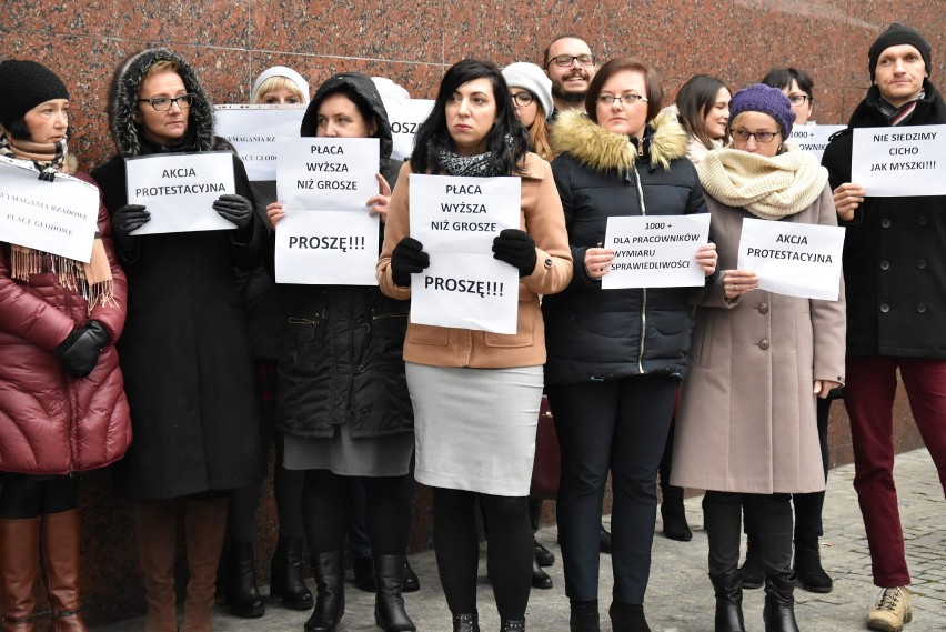 Chrzanów. Pracownicy sądu protestują. Chcą podwyżki [ZDJĘCIA]