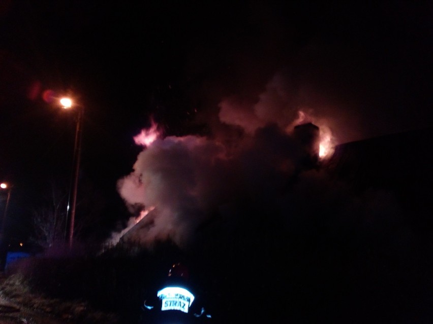 Pożar domu obok osiedla Sieje w Kielcach. Ogień rozprzestrzeniał się błyskawicznie. Strażacy musieli chronić inne budynki