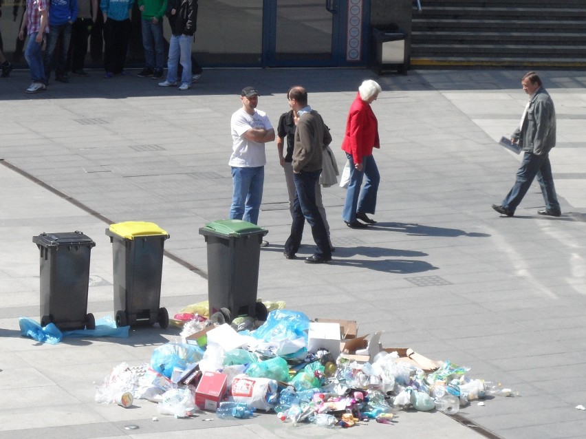 Sosnowiec: śmieciowy happening na Patelni. Młodzież segregowała odpadki [ZDJĘCIA]