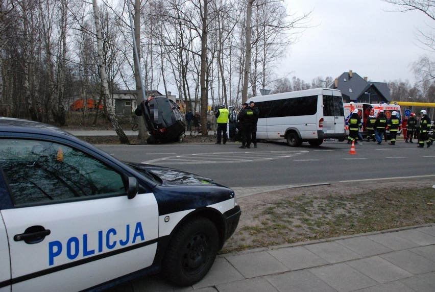 Jastarnia. Wypadek koło stacji paliw. Grand Cherokee wjechał w busa. Są poszkodowani