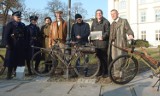 Na deptaku w Radomiu stanął zabytkowy rower. Ostatnia rzeźba pokazująca historię miasta jest już gotowa