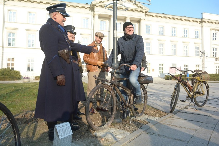Na deptaku w Radomiu stanął zabytkowy rower. Ostatnia rzeźba pokazująca historię miasta jest już gotowa