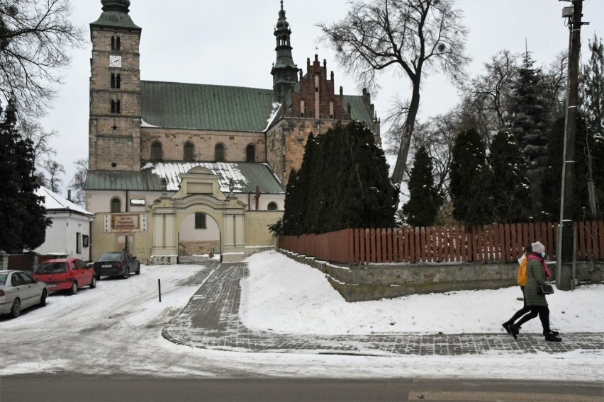 Biały puch okrył opatowskie ulice. Miasto w zimowej szacie...