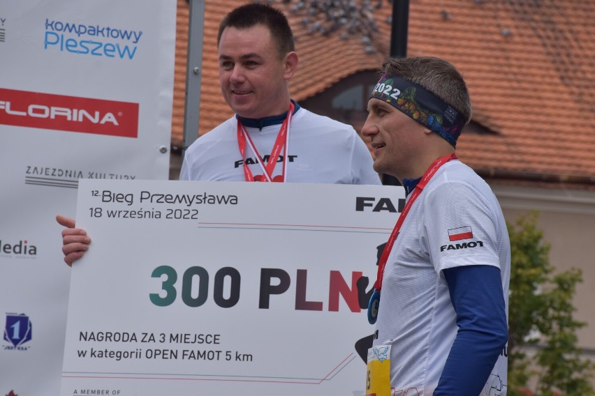 Dekoracja najlepszych zawodników 12. Biegu Przemysława w Pleszewie