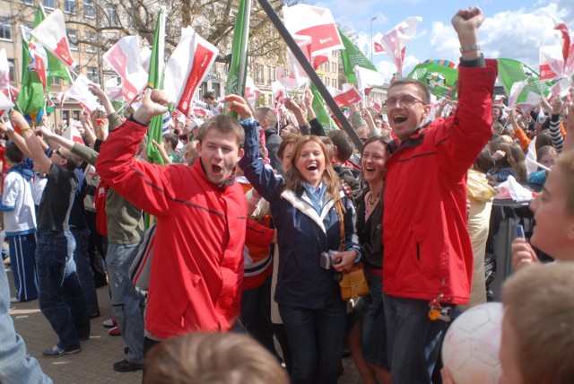 18 kwietnia 2007 roku Prezydent UEFA Michel Platini ogłosił że gospodarzem Mistrzostw Europy EURO 2012 zostaje Polska-Ukraina.

Losowanie odbyło się w walijskim Cardiff Każdy z dwunastu członków Komitetu Wykonawczego UEFA dysponował jednym głosem. Już w pierwszej turze osiągnięto bezwzględną większość głosów, 50% plus jeden, ponieważ za kandydaturą Polski i Ukrainy opowiedziało się 8 uprawnionych.

Tak cieszyli się kibice piłki nożnej na placu Wolności w Poznaniu.