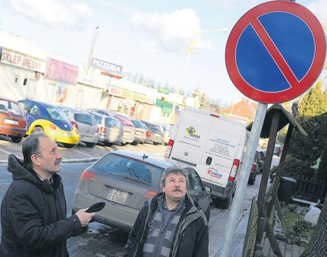 Ich zdaniem mandaty nakładane na źle parkujących klientów ...