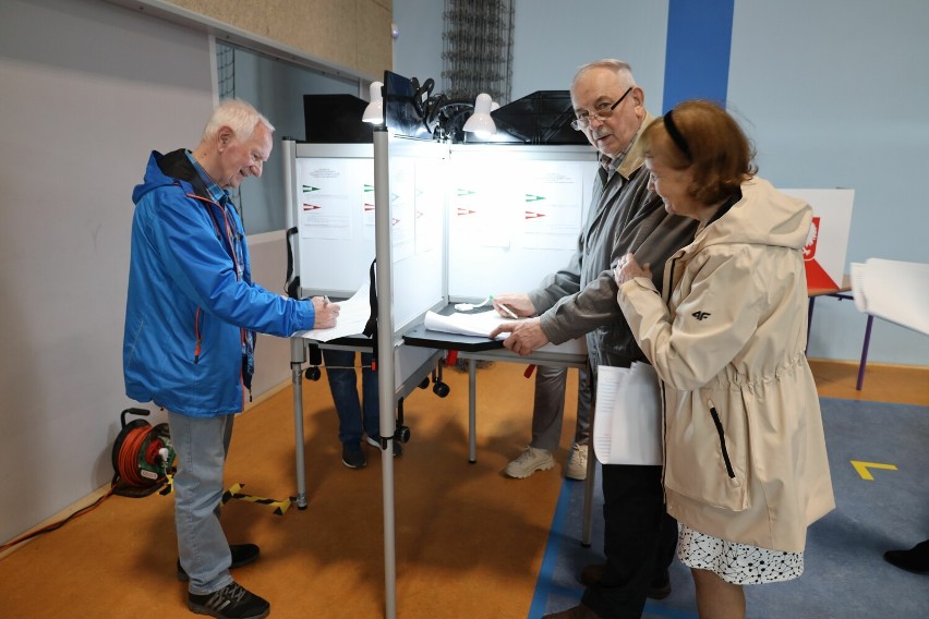 Głosowanie w obwodzie w hali SP1 Szczecinek