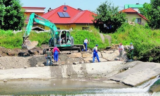 Naprawa uszkodzonego wału na rzece Kamienica