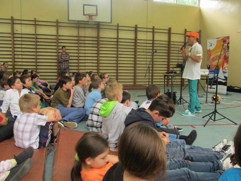 Wrocław: Jose Torres, kubański muzyk uczył dzieci z podstawówki 108 czym jest tolerancja