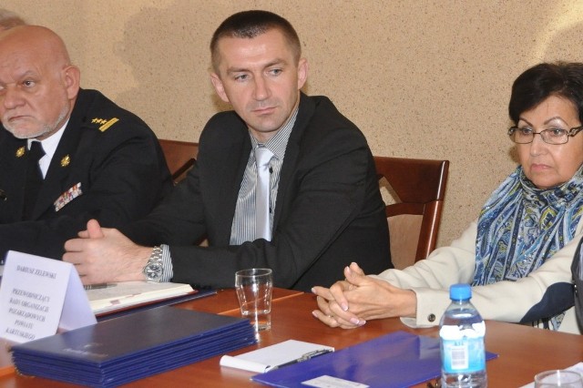 Dariusz Zelewski (w środku) podczas wyborów członków Rady Organizacji Pozarządowych Powiatu Kartuskiego