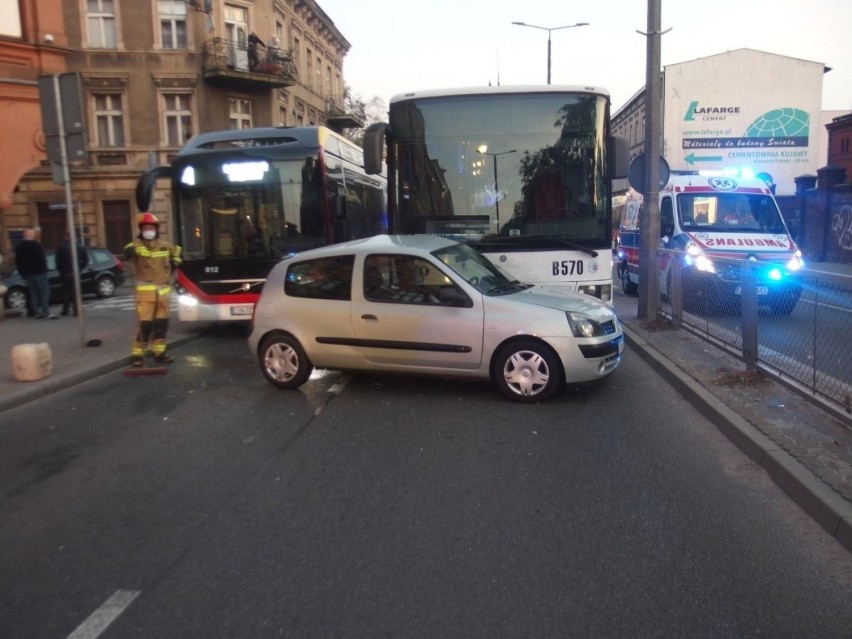 W Inowrocławiu autobus zderzył się z autem osobowym